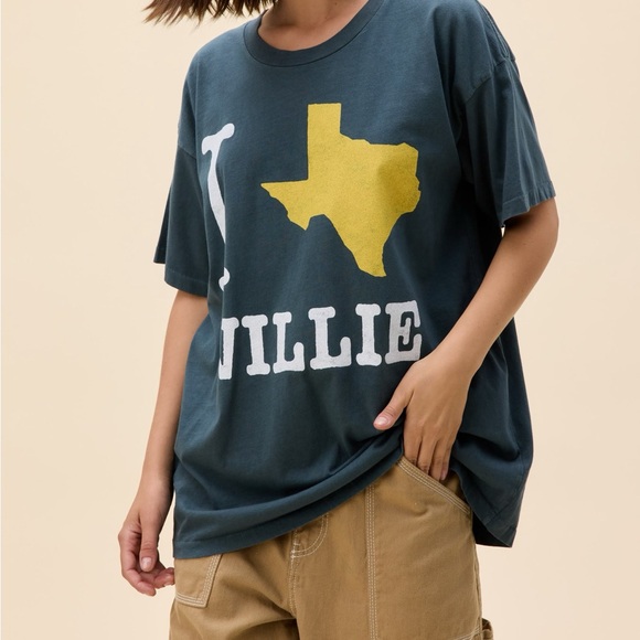 Daydreamer Willie Nelson Tee - Picture 2 of 4